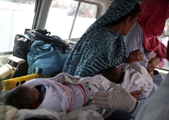 무장괴한의 난동으로 급히 병원을 빠져나온 산모와 신생아들이 앰뷸런스에 실려 피신하면서 안절부절 못하고 있다. 카불 AP 연합뉴스 