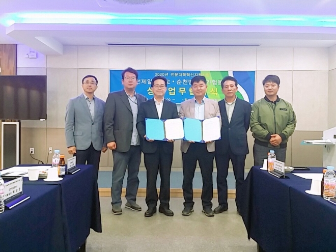 김철(왼쪽 세번째) 순천제일대 산학협력처단장과 신춘호(왼쪽 네번째) 순천만모링가협동조합 이사장이 12일 상호 발전을 위한 업무협약식을 체결하고 기념촬영을 하고 있다.