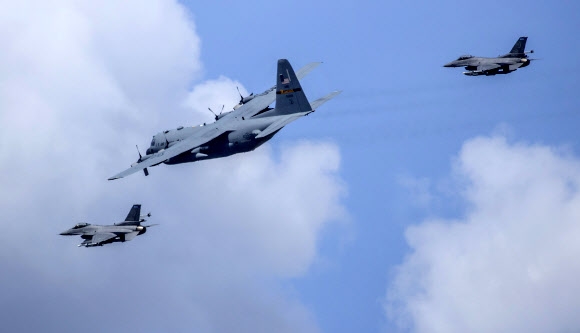지난 6일(현지시간) 코로나19에 대응하는 미국 의료진을 응원하기 위해 C-130과 두 대의 F-16이 하늘을 날고 있다. AP통신