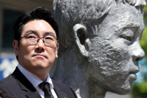 [포토] 전태일 옆에 선 조진웅