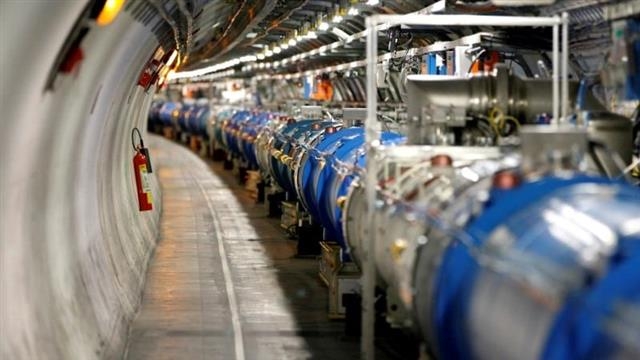 유럽입자물리연구소(CERN)에서 운용하고 있는 거대강입자충돌기(LHC)의 내부 모습. LHC를 이용해 모든 소립자에 질량을 부여하는 것으로 알려진 ‘신의 입자’ 힉스를 찾아냈다. 유럽입자물리연구소(CERN) 제공