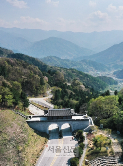 오도재 정상에 세워진 지리산제일문. 전라도와 경상도를 이어 주는 관문 중 하나다.