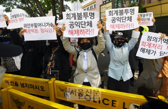 주옥순 엄마부대 대표를 비롯한 보수 성향 시민들이 13일 수요시위가 열린 옛 일본대사관 근처에서 정의기억연대 해체를 요구하고 있는 모습. 오장환 기자 5zzang@seoul.co.kr