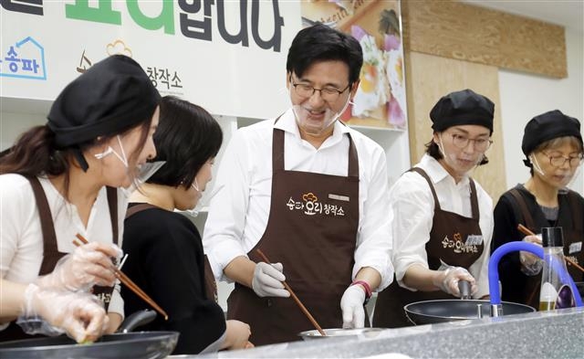 박성수(가운데) 서울 송파구청장이 지난 6일 가락동 송파요리창작소에서 교육생들과 함께 홀몸노인에 전달할 반찬을 조리하고 있다. 송파구 제공