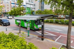 햇볕 따가우면 펴지는 ‘광진 마을버스 IoT 그늘쉼터’