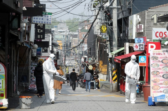 서울 용산구 보건소 관계자들이 지난 11일 이태원 유흥밀집 거리를 방역하고 있다. 연합뉴스
