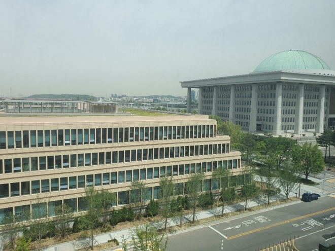 의원회관 북향으로는 기자실 등으로 사용되는 소통관, 국회 본관 등이 보인다. 건물만 보이는 삭막한 풍경이어서 선호도가 낮다. 신형철 기자 hsdori@seoul.co.kr