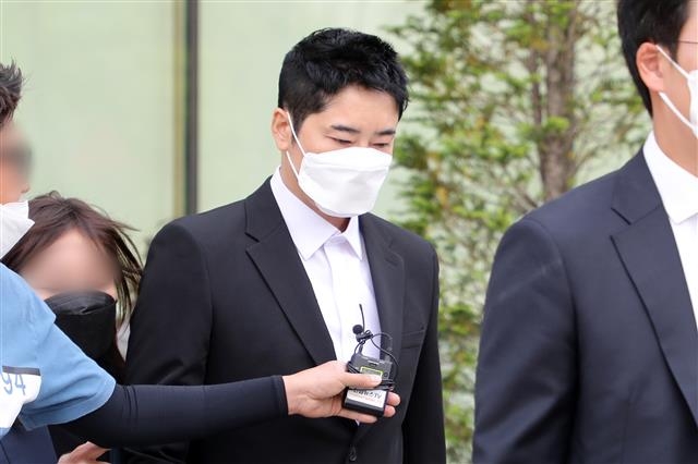 법원 나서는 강지환