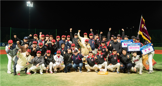 2019년 제13회 고양-한스타 연예인야구 대회 결승전 후 우승팀 인터미션과 준우승팀 공놀이야 선수들이 시상식 후 기념 사진을 촬영하고 있다.