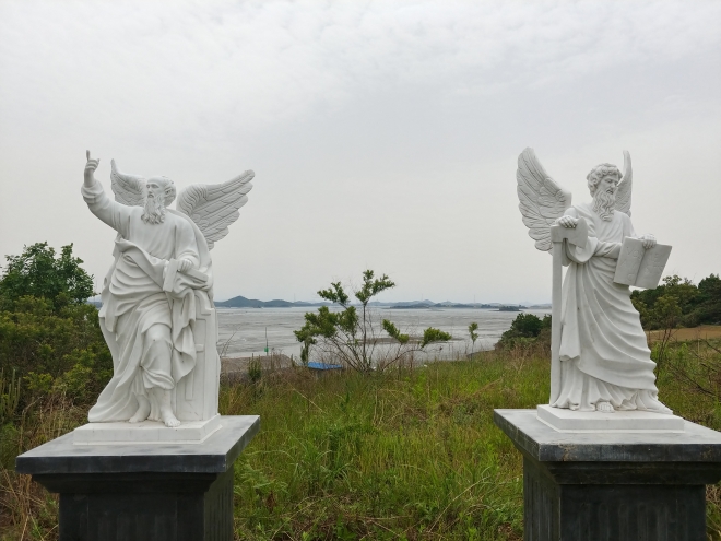 신안군의 작은 섬 병풍도에 설치된 예수의 12제자 천사조각상.