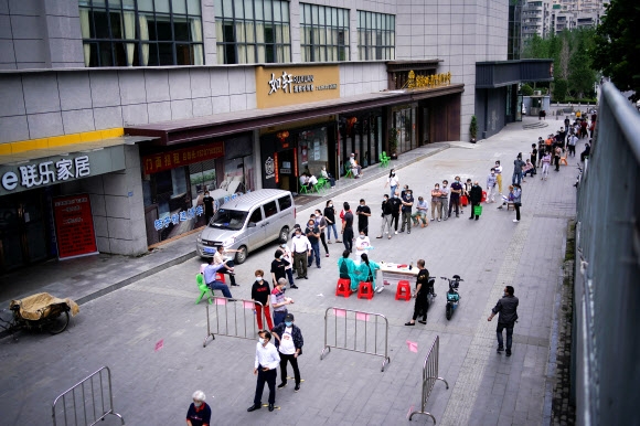 코로나19 검사 기다리는 중국 우한 시민들