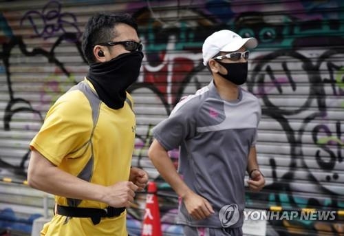 (도쿄 EPA=연합뉴스) 신종 코로나바이러스 감염증(코로나19) 긴급사태가 선포된 일본 도쿄도(東京都)에서 15일 마스크를 착용한 사람들이 달리기하고 있다. 2020.5.16