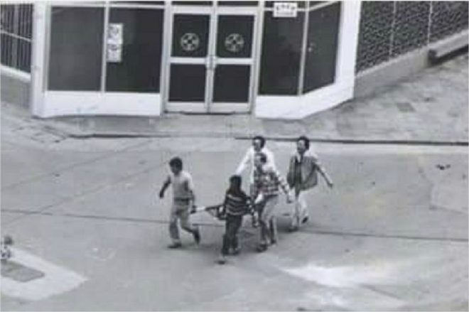 보안사가 촬영한 사진 중에는 1980년 5월 광주 민주화 운동 당시 금남로 2가에서 부상자를 후송하는 광주 시민들과 팀 윈버그도 찍혀 있다.  박지원 의원실 제공