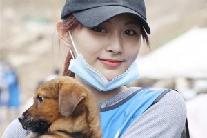 [포토] 트와이스 쯔위, 유기견과 함께 ‘천사 미소’