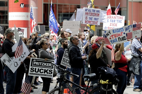 지난 16일(현지시간) 시카고에서 J.B.프리츠커 일리노이 주지사의 봉쇄 정책을 비난하는 시위가 열리고 있다. AP통신