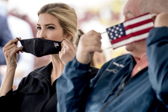 도널드 트럼프 대통령의 장녀인 이방카 백악관 선임보좌관이 지난 15일(현지시간) 뉴스컨퍼런스에서 마스크를 쓰고 있다. AP통신
