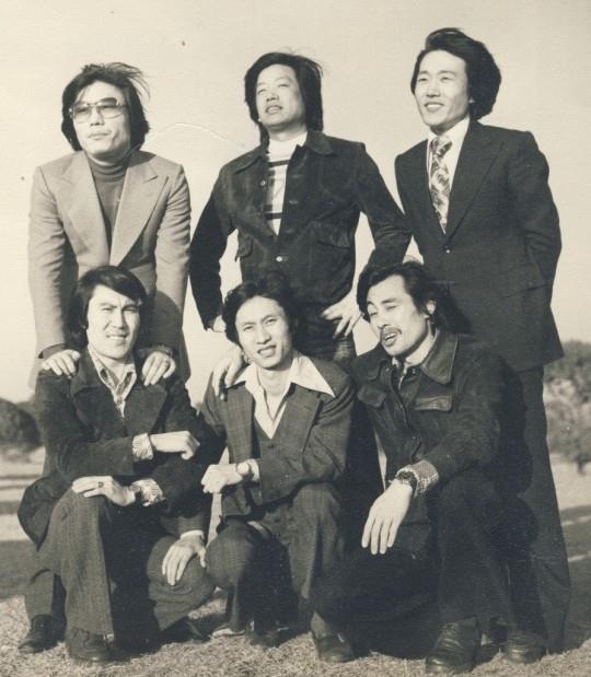 그룹 ‘데블스’ 멤버들의 사진. 뒷줄 맨 오른쪽이 리더 겸 기타리스트인 김명길이다. 연합뉴스