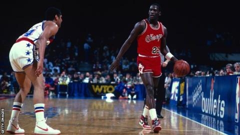 농구 황제 마이클 조던은 왼발과 오른발 사이즈가 달라 짝짝이로 농구화를 신었다. 사진은 1997~98시즌 우승을 달성할 때의 모습. AFP 자료사진