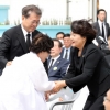 [포토] 5·18 기념식, 유족 부축하는 문재인 대통령과 김정숙 여사