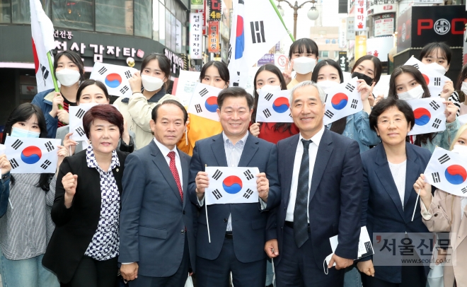 광명시는 철산동 상업지구 중앙광장에서 5·18민주화운동 40주년 기념 문화행사 ‘민주시민-365-민주생활’을 개최했다. 광명시 제공