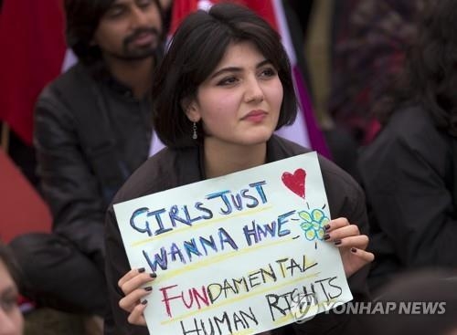시위에서 여성 인권 보장을 요구하는 파키스탄 여성. AP 연합뉴스