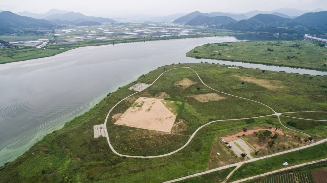 김해시가 낙동강변에 조성해 23일 개장하는 대규모 드론연습장.