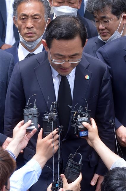 고개 숙여 인사하는 주호영 미래통합당 원내대표