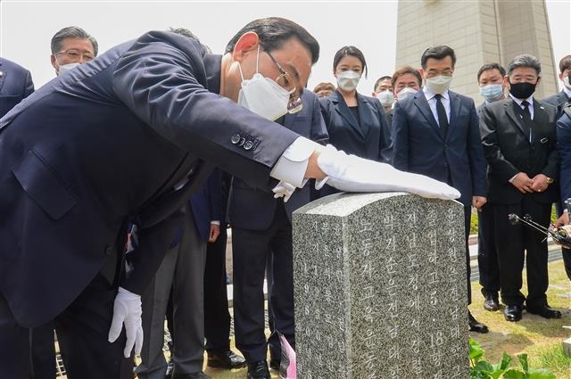 윤상원?박기순 열사 묘비 어루만지는 주호영