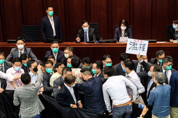 친중 vs 반중… 홍콩 입법회 몸싸움 