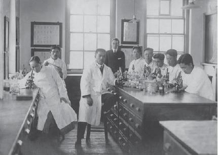 1919년 말 세브란스의학교에서 학생들의 실험 실습을 지도하는 스코필드 교수.