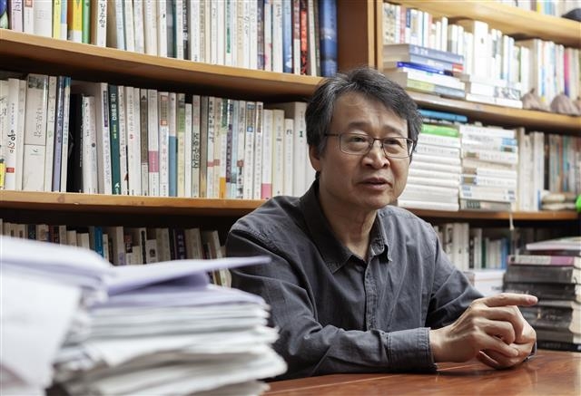 지난 3월부터 김유정 문학촌장으로 부임한 이순원 소설가가 문학촌 설명을 해 주었다.
