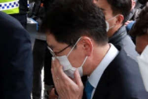 [포토] ‘마스크 고쳐쓰며’ 김경수 경남도지사, 항소심 속행공판 출석