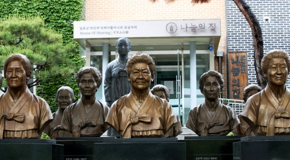 19일 후원금 집행 문제에 대한 내부 고발이 나온 경기도 광주시 나눔의 집에 돌아가신 위안부 피해 할머니들의 흉상이 세워져 있다. . 2020.5.19 연합뉴스