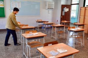 “책상 간격 넓히니 교탁이 코앞 ··· 확진자 발생하면 학교 책임인가요”