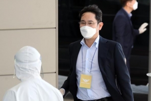 ‘삼성 합병·승계 의혹’ 사흘 만에 재소환된 이재용, 17시간 30분 만에 귀가
