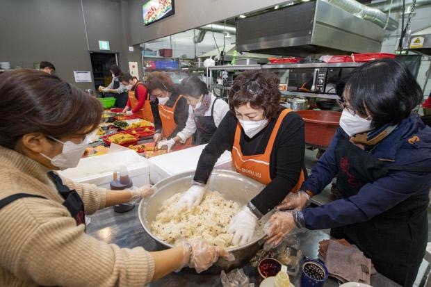 코로나19가 한창이던 지난 3월 16일 광주 서구의 한 식당에서 오월어머니집 회원들이 대구 의료진에게 보내기 위해 주먹밥 518세트를 만들고 있다. 광주시 제공