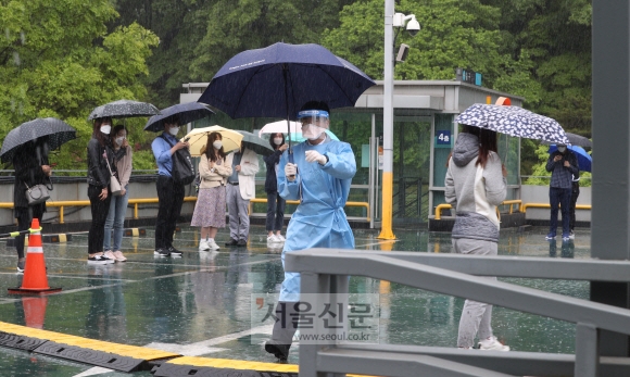19일 간호사 4명이 코로나19 확진 판정을 받은 서울 강남구 일원동 삼성서울병원 내 선별진료소가 사람들로 북적이고 있다. 박윤슬 기자 seul@seoul.co.kr