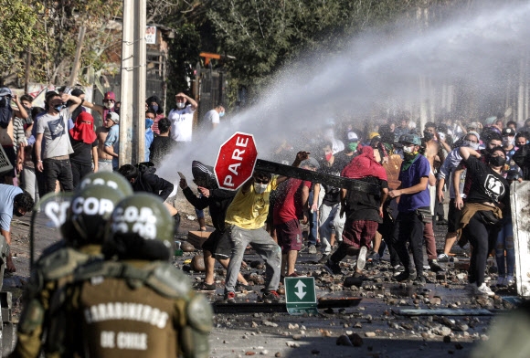 코로나 봉쇄에… 칠레 식량 지원 시위 