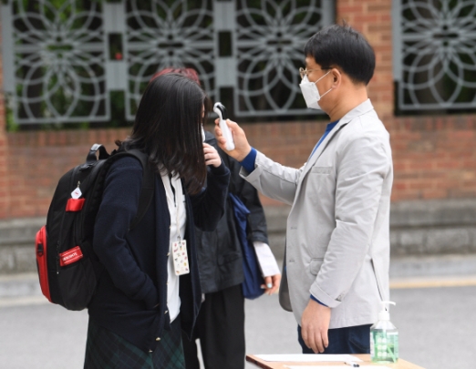 [서울포토]‘교실 입실 전 체온 측정부터’