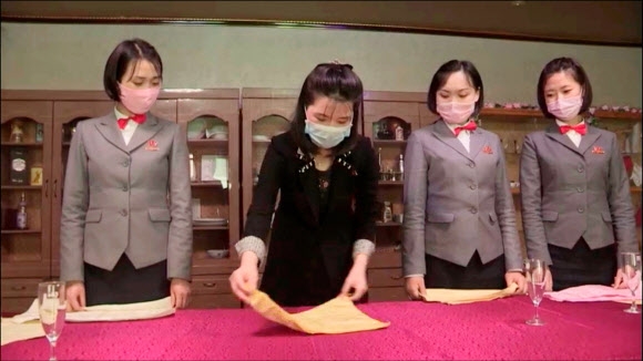 북한 대남 선전매체 우리민족끼리TV는 20일 평양상업봉사대학의 실습교육 영상을 공개했다. 평양상업봉사대학은 관광 서비스 인력 양성을 위한 교육기관으로 추정된다. 2020.5.20  우리민족끼리TV 캡처
