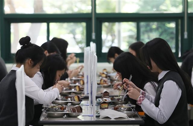 고등학교 3학년 학생들의 등교 개학이 시작된 20일 울산 중구 함월고등학교에서 학생들이 칸막이가 설치된 급식실에서 점심을 먹고 있다. 2020.5.20 뉴스1