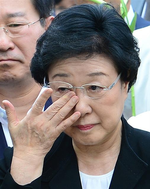 사진은 지난 2015년 8월 실형 2년이 확정된 한 전 국무총리가 서울구치소 수감 전 의원들과 지지자들의 배웅을 받으며 눈시울을 붉히는 모습. 뉴스1
