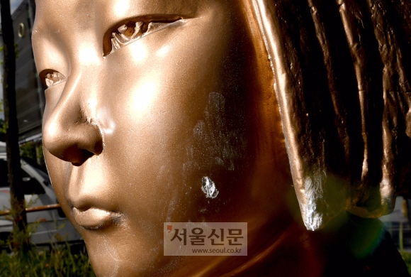 20일 서울 동작구 흑석역에 설치된 위안부 소녀상이 돌에 찍혀 파손돼 있다. 2020.5.20  박지환기자 popocar@seoul.co.kr