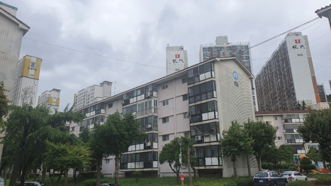 2018년 입주를 시작한 D아파트로부터 보상을 받아 LED 조명등과 CC-TV를 설치한 조례동 H아파트와 주공아파트 모습.