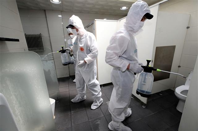 20일 서울 용산구 이태원에서 구청과 지역 상인들이 특별방역을 했다. 이태원 공용화장실 손잡이와 변기도 소독했다. 뉴스1