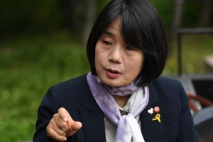 檢, 수요집회 직후 정의연 압수수색… 野 “윤미향 계좌에 3억”