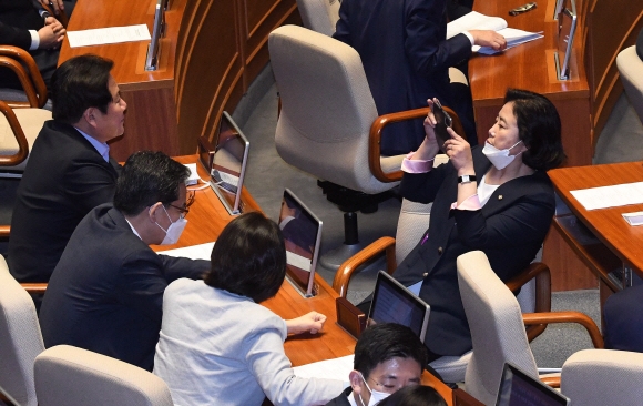 20일 열린 마지막 본회의에서 최종 법안들을 처리한 20대 국회의원들이 기념사진을 찍고 있다. 김명국 선임기자 daunso@seoul.co.kr