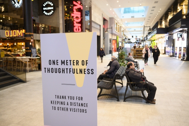 스웨덴 스톡홀름의 한 쇼핑몰에서 시민들이 쇼핑을 하고 있다. 스톡홀름=EPA연합뉴스