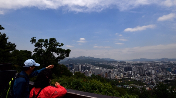 21일 서울 남산전망대에서 바라본 서울하늘이 맑고 푸르다. 2020.5.21 박지환기자 popocar@seoul.co.kr