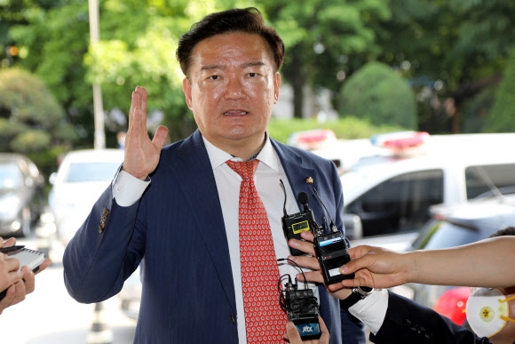 ‘총선 개표 조작 주장’ 민경욱 의원 의정부지검 출석